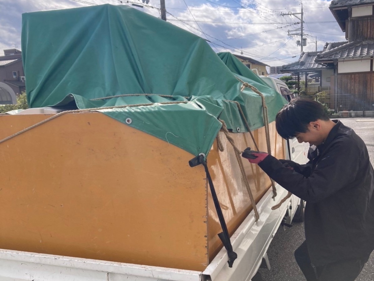 「リサイクル家電と食器棚の回収依頼です」作業写真