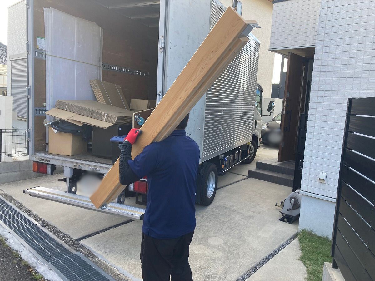 「4LDKの一戸建てからテレビ台を回収させていただきました」作業写真