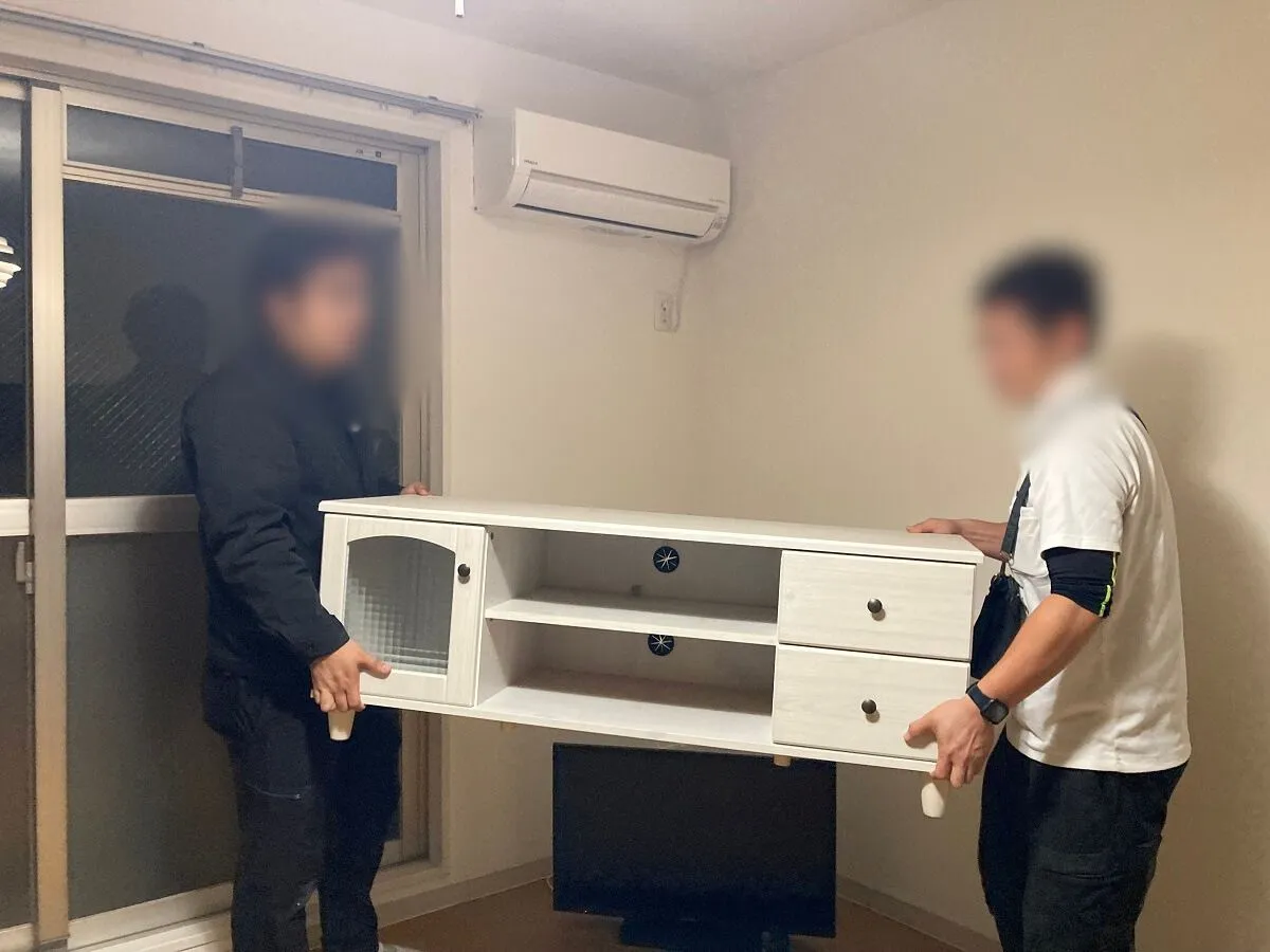 「2DKのマンションからテレビ台等を回収させていただきました」作業写真