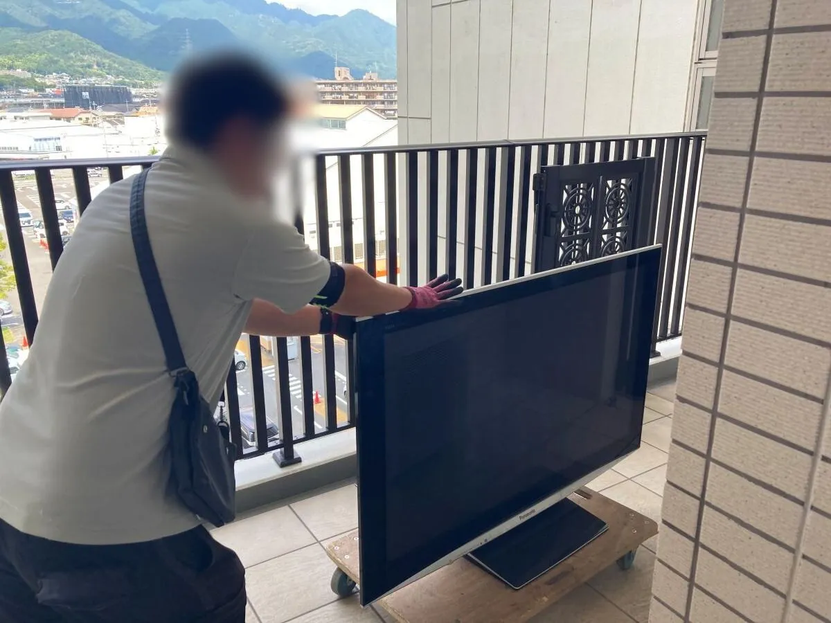 「2LDKのマンションからプラズマテレビを回収させていただきました」作業写真