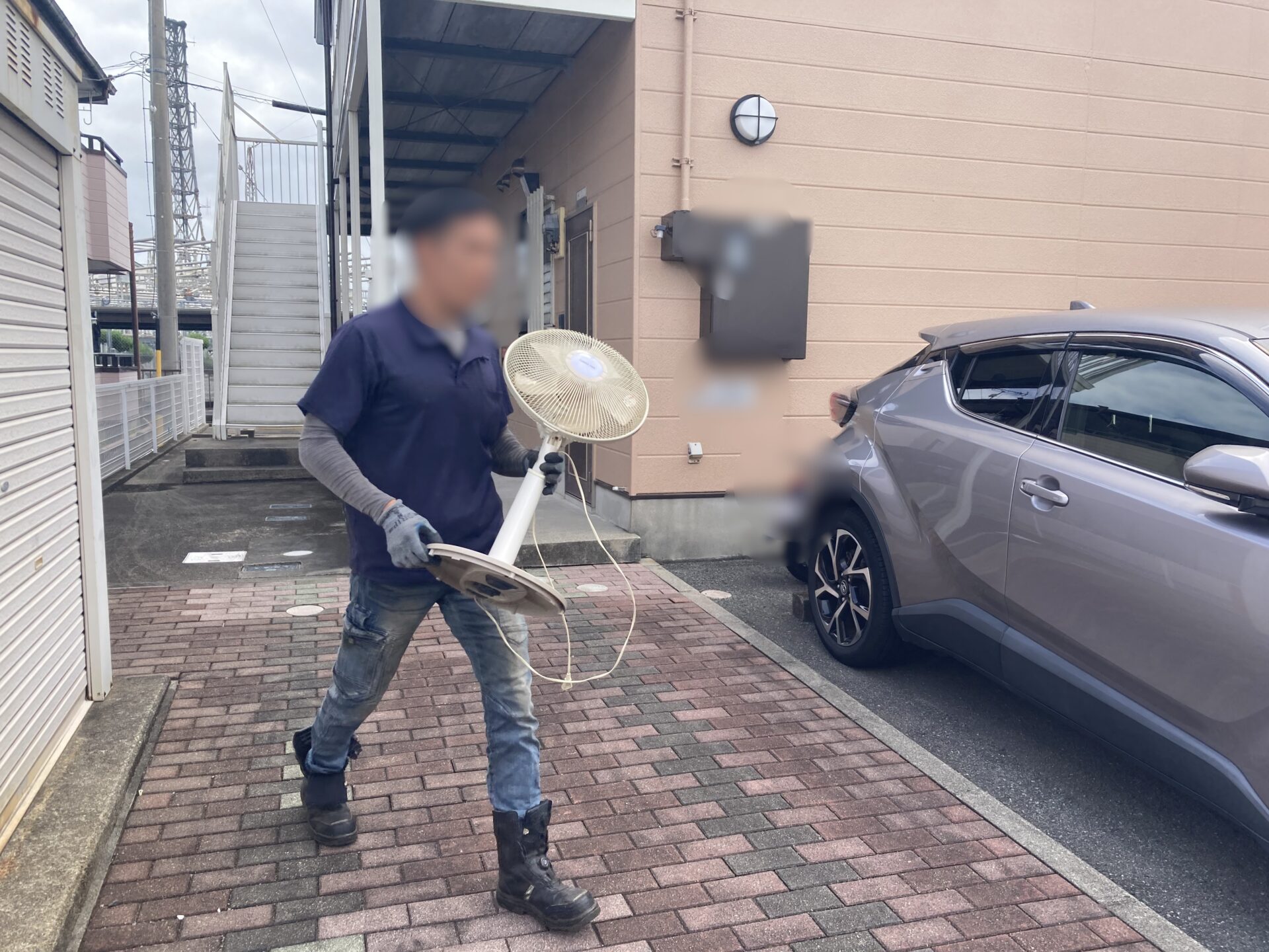 「冷蔵庫や洗濯機、イスなどをまとめて回収しました」作業写真