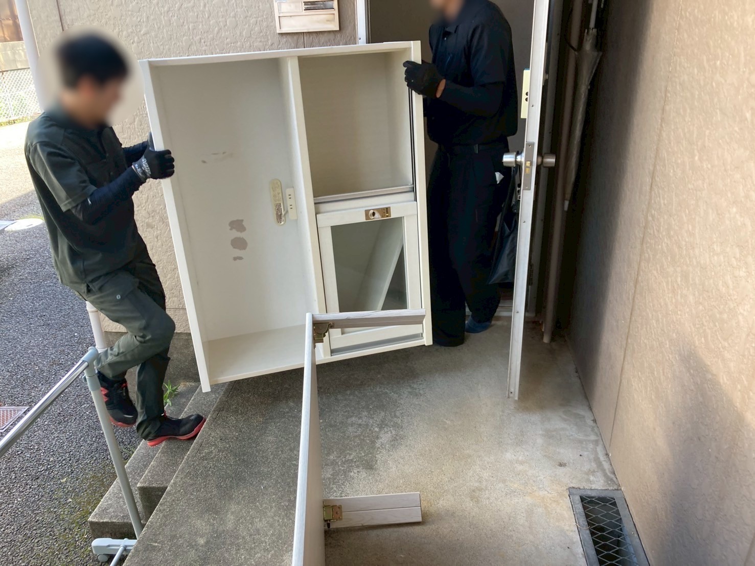 「引越し先で使用しない冷蔵庫や電子レンジなどを回収しました」作業写真