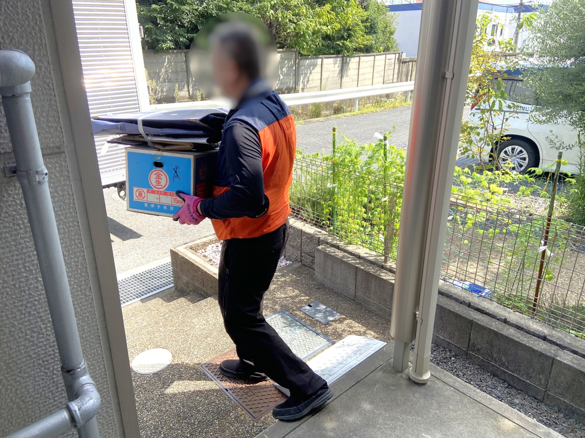 「ガラステーブルや段ボール、布類などをまとめて回収しました」作業写真