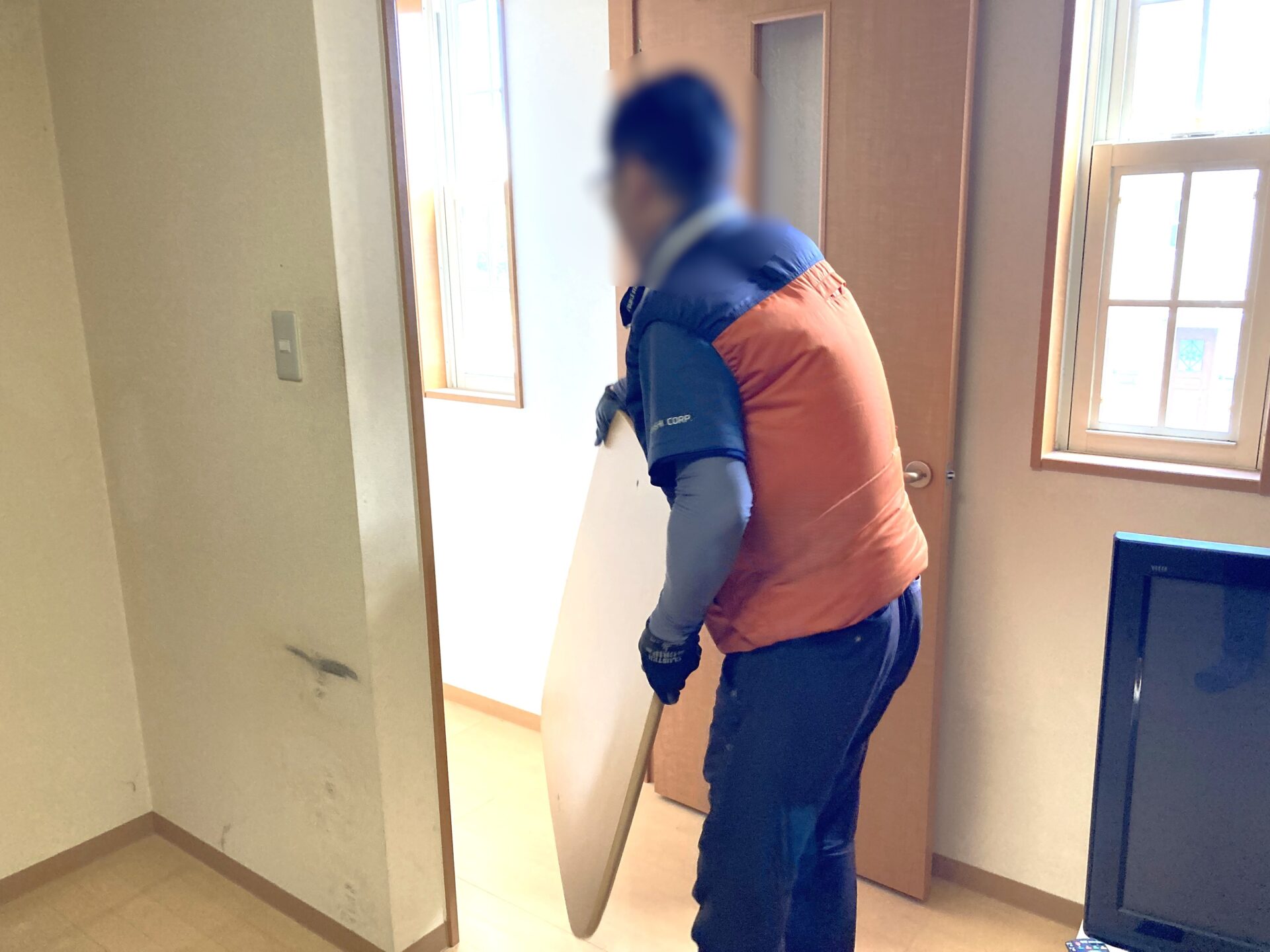 「引越しに伴い不要になった大型家具、家電を回収しました」作業写真