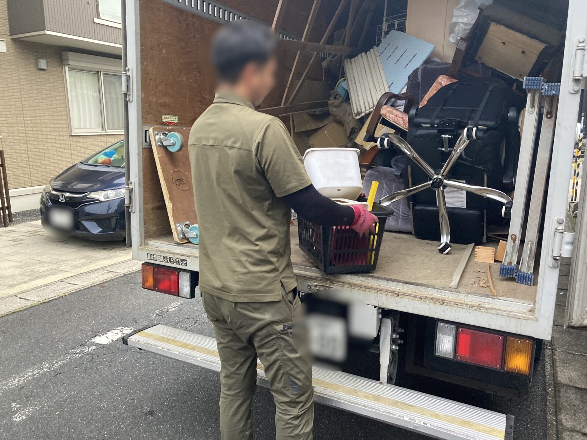 「不要になったマッサージチェアなどを回収しました」作業写真