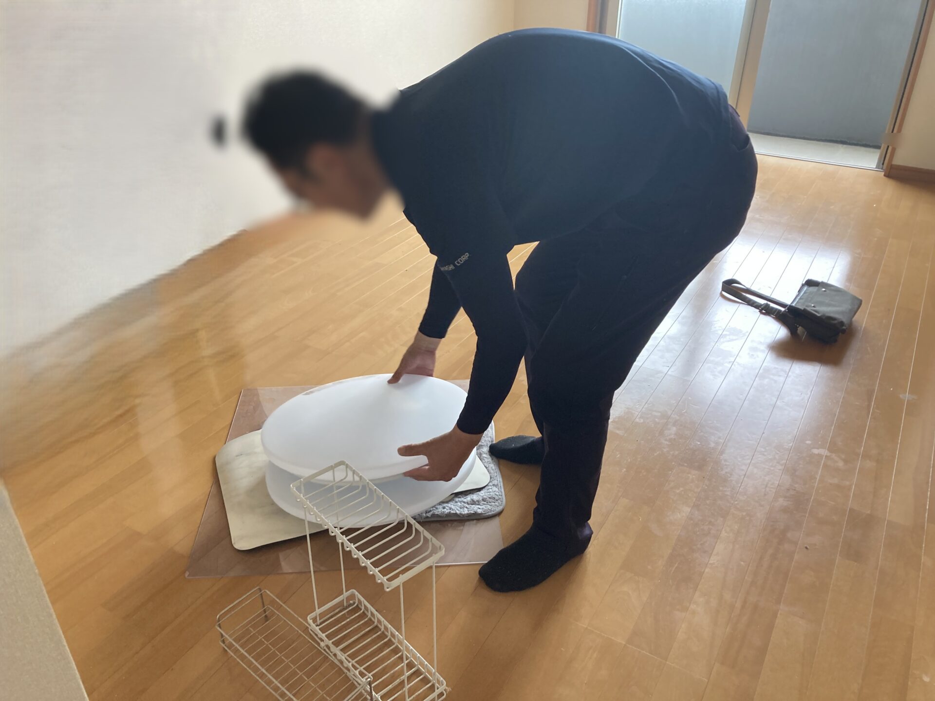 「2DKのマンションのお部屋から食器棚などを回収しました」作業写真
