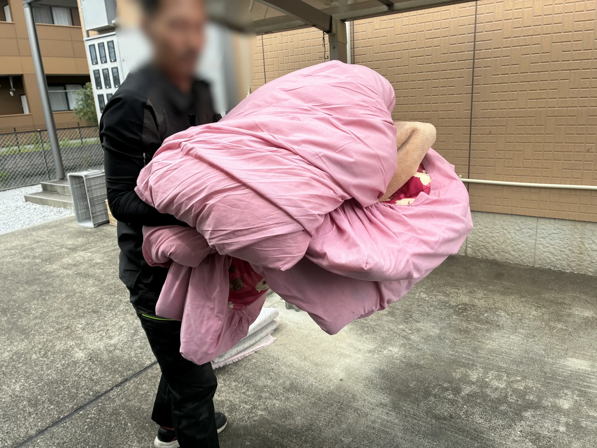 「引越しに伴い不要になった布団やテレビなどを回収しました」作業写真